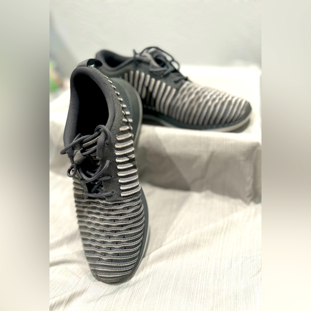 Nike Roshe Two Flyknit Running Shoes size 8 Dark Gray/Pure Platinum VG-used cond